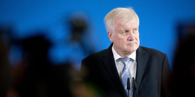 Ein Mann steht vor Kameras und guckt ernst. Es ist Horst Seehofer Ein Mann steht vor Kameras und guckt ernst. Es ist Horst Seehofer