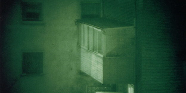 Ein Hinterhof in der schwarz-grünlichen Aufnahme einer Nachtsichtkamera. Ein Hinterhof in der schwarz-grünlichen Aufnahme einer Nachtsichtkamera.