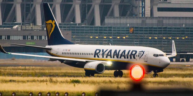 Ein Flugzeug mit der Aufschrift Ryanair steht auf einer Rollbahn Ein Flugzeug mit der Aufschrift Ryanair steht auf einer Rollbahn