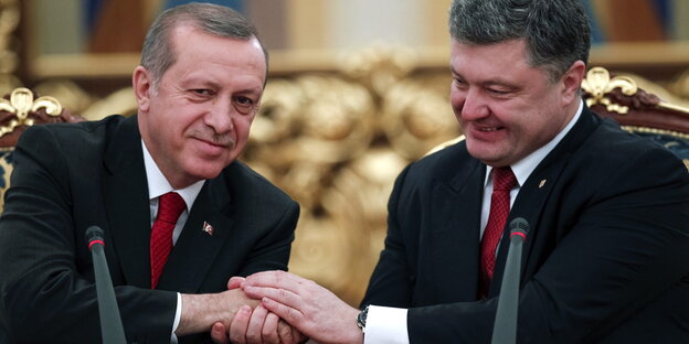Petro Poroschenko legt seine Hand auf die Hand von Recep Tayyip Erdoğan Petro Poroschenko legt seine Hand auf die Hand von Recep Tayyip Erdoğan