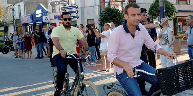 Emmanuel Macron und Alexandre Benalla fahren Fahrrad Emmanuel Macron und Alexandre Benalla fahren Fahrrad