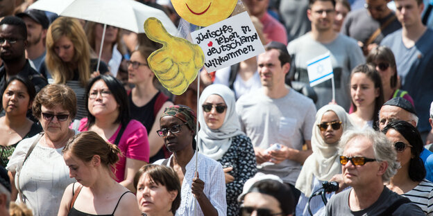 Menschen demonstrieren beim Tag der Kippa in Bonn Menschen demonstrieren beim Tag der Kippa in Bonn