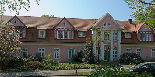 Ein langgezogener renovierter Altbau. Ein langgezogener renovierter Altbau.