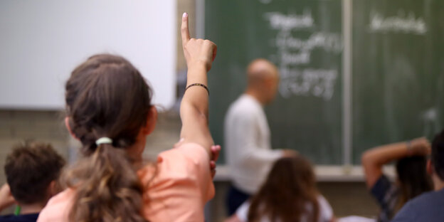 Symbolbild: Ein Kind sitzt in der Schule Symbolbild: Ein Kind sitzt in der Schule