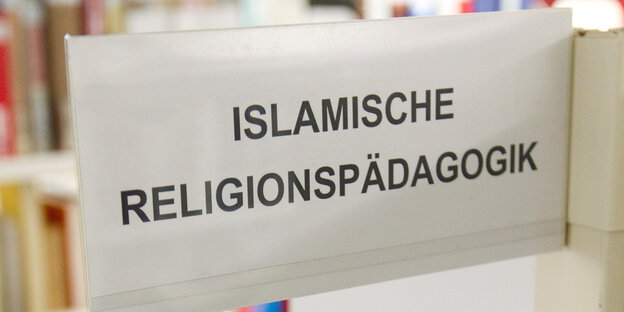 Ein Schild mit der Aufschrift "Islamische Religionspädagogik". Ein Schild mit der Aufschrift "Islamische Religionspädagogik".