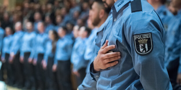 Polizisten stehen in einer Reihe Polizisten stehen in einer Reihe