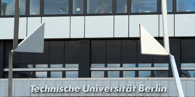 Ein Gebäude der Technischen Universität von außen Ein Gebäude der Technischen Universität von außen