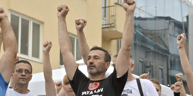 Davor Dragicevic reckt die Fäuste in die Luft, um ihn herum machen andere die selbe Geste Davor Dragicevic reckt die Fäuste in die Luft, um ihn herum machen andere die selbe Geste