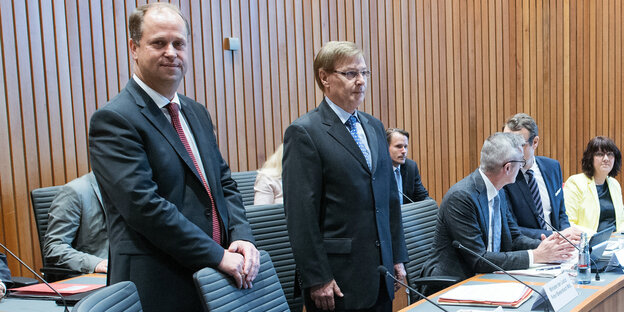 Menschen in einem Saal Menschen in einem Saal
