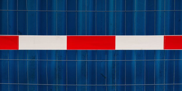 Eine rot-weiße Absperrung Eine rot-weiße Absperrung