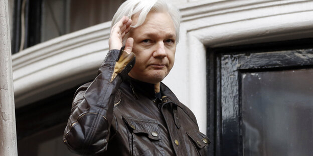 Julian Assange salutiert Julian Assange salutiert