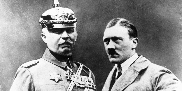 Adolf Hitler und Erich Ludendorff posieren für ein foto Adolf Hitler und Erich Ludendorff posieren für ein foto