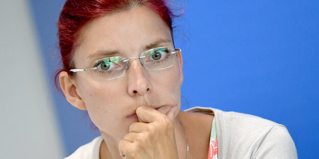 Diana Golze fasst sich an den Mund Diana Golze fasst sich an den Mund