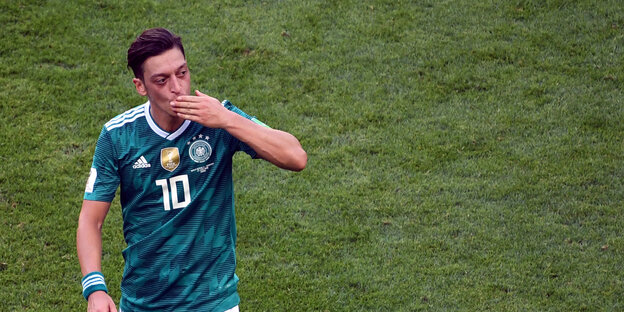 Mesut Özil küsst seine Fingerspitzen Mesut Özil küsst seine Fingerspitzen