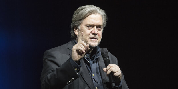 Stephen Bannon im dunklen Anzug, dozierend