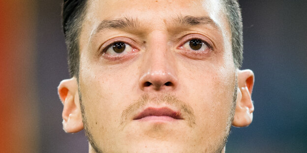 Nahaufnahme von Mesut Özils Gesicht Nahaufnahme von Mesut Özils Gesicht