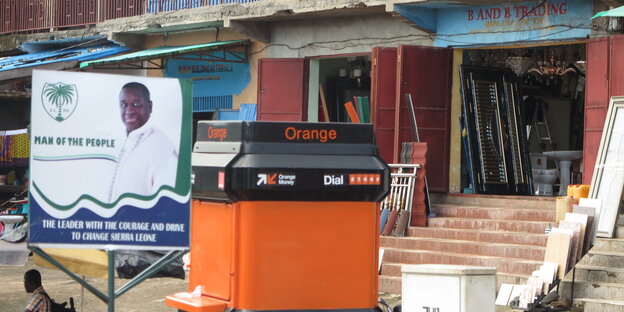 Ein Mobilfunkkiosk in einer Straßenfront in Freetown