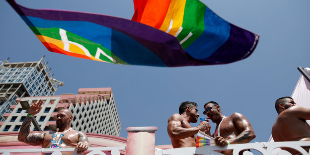 Vier schwule Männer beim Tel Aviv Pride Vier schwule Männer beim Tel Aviv Pride