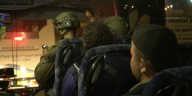 Das von der israelischen Armee herausgegebene Foto zeigt Menschen, die von israelischen Soldaten vor den Kämpfen in Syrien in Sicherheit gebracht werden Das von der israelischen Armee herausgegebene Foto zeigt Menschen, die von israelischen Soldaten vor den Kämpfen in Syrien in Sicherheit gebracht werden