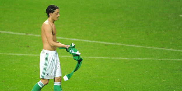 Mesut Özil zieht das Trikot aus - und tritt aus der deutschen Nationalmannschaft zurück Mesut Özil zieht das Trikot aus - und tritt aus der deutschen Nationalmannschaft zurück