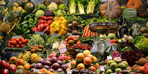 Gemüse und Obst, üppig drapiert Gemüse und Obst, üppig drapiert