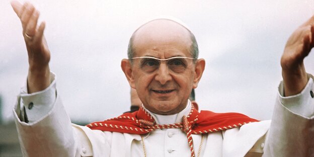 Ein Mann mit Umhang hebt die Arme in die Höhe. Es ist Papst Paul VI. Ein Mann mit Umhang hebt die Arme in die Höhe. Es ist Papst Paul VI.
