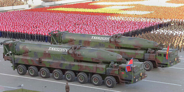 Raketen bei Militärparade Raketen bei Militärparade