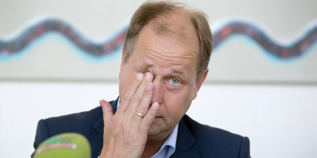 Joachim Stamp reibt sich sein Auge Joachim Stamp reibt sich sein Auge