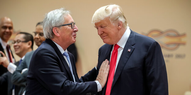 Donald Trump und Jean-Claude Juncker scherzen miteinander Donald Trump und Jean-Claude Juncker scherzen miteinander