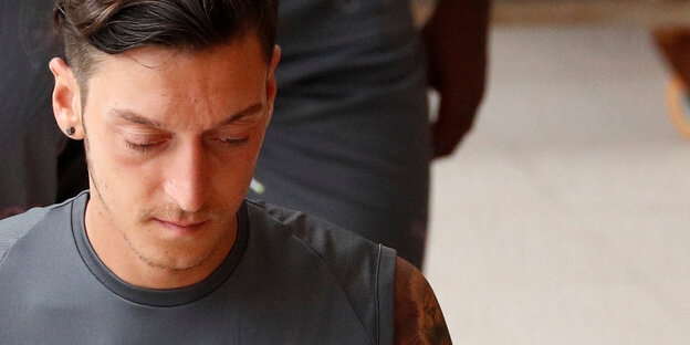 Porträt Mesut Özil, den Blick nach unten gerichtet Porträt Mesut Özil, den Blick nach unten gerichtet