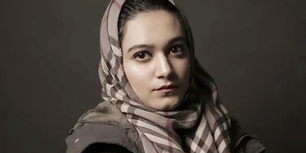 Khadija Siddiqui guckt in die Kamera Khadija Siddiqui guckt in die Kamera