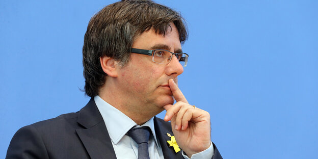 Carles Puigdemont hält sich den Zeigefinger vor den Mund Carles Puigdemont hält sich den Zeigefinger vor den Mund