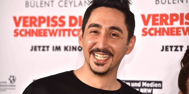 Ein Mann lächelt in die Kamera. Es ist Eko Fresh Ein Mann lächelt in die Kamera. Es ist Eko Fresh