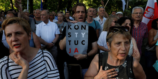 Menschen protestieren mit Schildern vor dem Senat in Warschau, Polen, für freie Gerichte Menschen protestieren mit Schildern vor dem Senat in Warschau, Polen, für freie Gerichte
