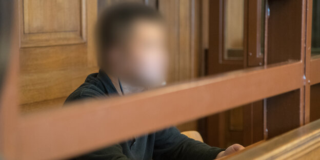 Ein Mann vor Gericht, das Gesicht ist verpixelt Ein Mann vor Gericht, das Gesicht ist verpixelt