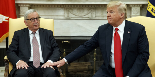 Trump und Juncker sitzen nebeneinander; Trump legt Juncker seine Hand aufs Knie Trump und Juncker sitzen nebeneinander; Trump legt Juncker seine Hand aufs Knie
