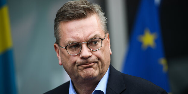 Reinhard Grindel blickt verschnupft