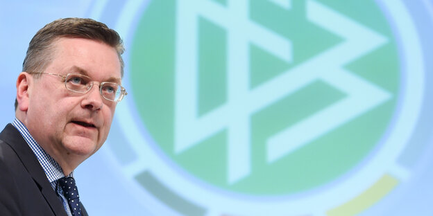 Reinhard Grindel im Porträt - leicht nach rechts gekippt Reinhard Grindel im Porträt - leicht nach rechts gekippt