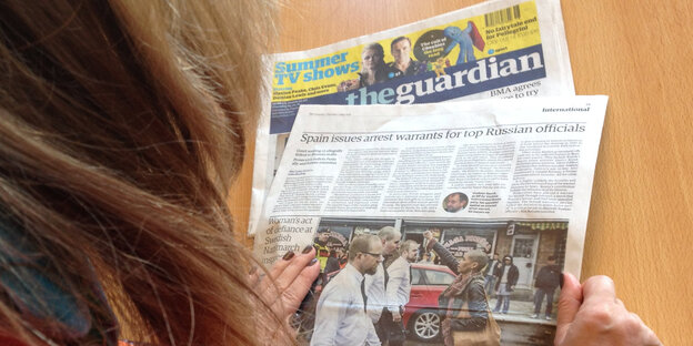 Leserin mit Papierzeitung Leserin mit Papierzeitung
