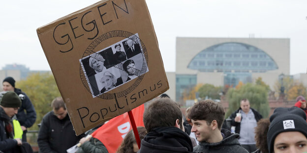 Demonstrierende vor dem Kanzleramt mit einem Plakat , das den Slogan „Gegen Populismus“ trägt Demonstrierende vor dem Kanzleramt mit einem Plakat , das den Slogan „Gegen Populismus“ trägt