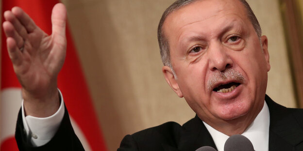 Erdogan spricht und zeigt mit der rechten Hand nach vorn Erdogan spricht und zeigt mit der rechten Hand nach vorn