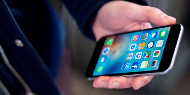 Jemand hält eine Smartphone in der Hand Jemand hält eine Smartphone in der Hand