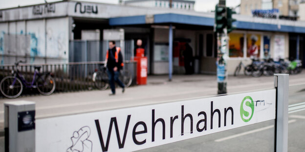 Auf einem Schild steht „Wehrhahn“. Es ist der Name des Tatorts, einem S-Bahnhof in Düsseldorf Auf einem Schild steht „Wehrhahn“. Es ist der Name des Tatorts, einem S-Bahnhof in Düsseldorf