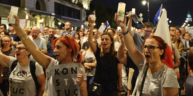 Tausende protestieren in Warschau gegen die polnische Justizreform Tausende protestieren in Warschau gegen die polnische Justizreform