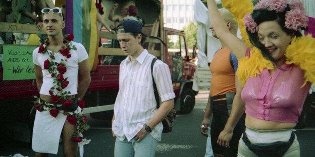 Eine Gruppe von Menschen feiert den CSD im Jahre 1995 Eine Gruppe von Menschen feiert den CSD im Jahre 1995