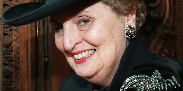 Madeleine Albright trägt Glitzerbrosche und Cowboyhut. Jetzt hat sie ein Buch geschrieben mit dem Titel "Faschismus. Eine Warnung" Madeleine Albright trägt Glitzerbrosche und Cowboyhut. Jetzt hat sie ein Buch geschrieben mit dem Titel "Faschismus. Eine Warnung"