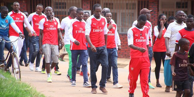 Eine Gruppe ruandischer Fans mit Trikots des Fußballklubs Arsenal Eine Gruppe ruandischer Fans mit Trikots des Fußballklubs Arsenal