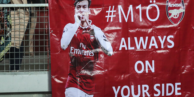 Arsenal-Fans halten ein Plakat mit der Aufschrift "Always on your side" für Özil Arsenal-Fans halten ein Plakat mit der Aufschrift "Always on your side" für Özil