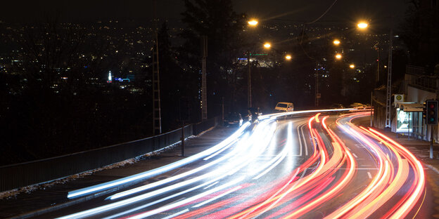 Scheinwerferlichter von Autos auf einer Straße bei Nacht Scheinwerferlichter von Autos auf einer Straße bei Nacht