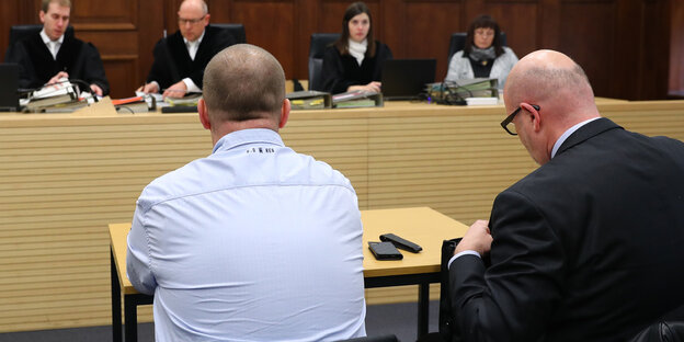 Zeuge mit Anwalt sitzt vor Richtern Zeuge mit Anwalt sitzt vor Richtern